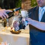 Σαμπάνια για την πρόποση στο τραπέζι του ζευγαριού