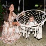 Ο Γεράσιμος σε κρεμαστή πλεκτή κούνια στον κήπο του κέντρου Ίναχος