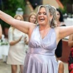 Η νονά χορεύει με ανοιχτά χέρια στη δεξίωση στο Ίναχος