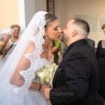 Ο γαμπρός φιλά τη νύφη στην είσοδο του ναού