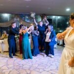 Η νύφη ρίχνει την ανθοδέσμη στις καλεσμένες