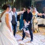 Χορός και σπασμένα πιάτα στην πίστα της δεξίωσης