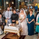 Το ζευγάρι με συγγενείς και φίλους μπροστά στο τραπέζι του μυστηρίου