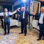 Καλεσμένοι χορεύουν στο γλέντι στα Πλατάνια