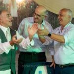 Καλεσμένοι χειροκροτούν στο γλέντι του γάμου