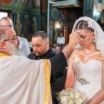 Ο ιερέας ευλογεί τη νύφη στο μυστήριο του γάμου