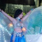 Χορεύτρια με φωτεινά φτερά στη δεξίωση