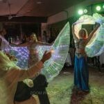 Σόου με φωτεινά φτερά στο γλέντι στα Πλατάνια