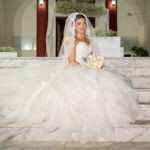 Η Αλεξάνδρα καθισμένη στα μαρμάρινα σκαλιά του ναού, με το νυφικό απλωμένο