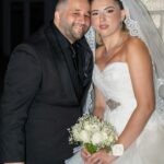 Το ζευγάρι αγκαλιά δίπλα στην πέτρινη καμάρα του Αγίου Νικολάου