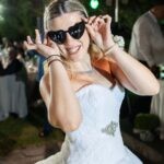 Η νύφη φορά μαύρα γυαλιά σε σχήμα καρδιάς στο γλέντι