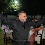Ο γαμπρός χορεύει με ανοιχτά χέρια και ένα μαντήλι