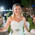 Η νύφη χορεύει χαμογελαστή στο γρασίδι του κτήματος