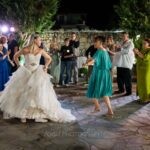 Η νύφη χορεύει ανάμεσα στους καλεσμένους στην πίστα