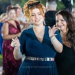 Καλεσμένες χορεύουν στο γλέντι του γάμου