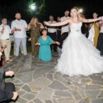 Η Αλεξάνδρα χορεύει ζεϊμπέκικο και ο Τάσος είναι γονατιστός μπροστά της