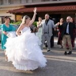 Η νύφη χορεύει στον δρόμο έξω από το σπίτι της με συγγενείς και φίλους